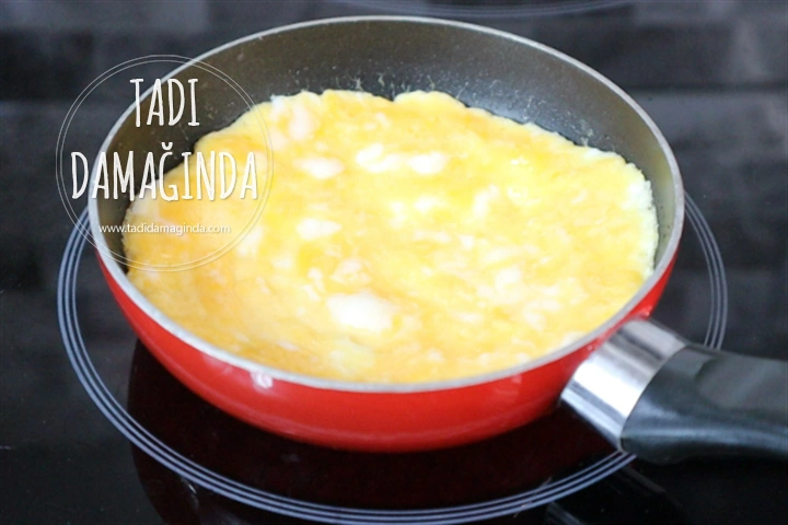 Lavaş Üstü Avokadolu Yumurta