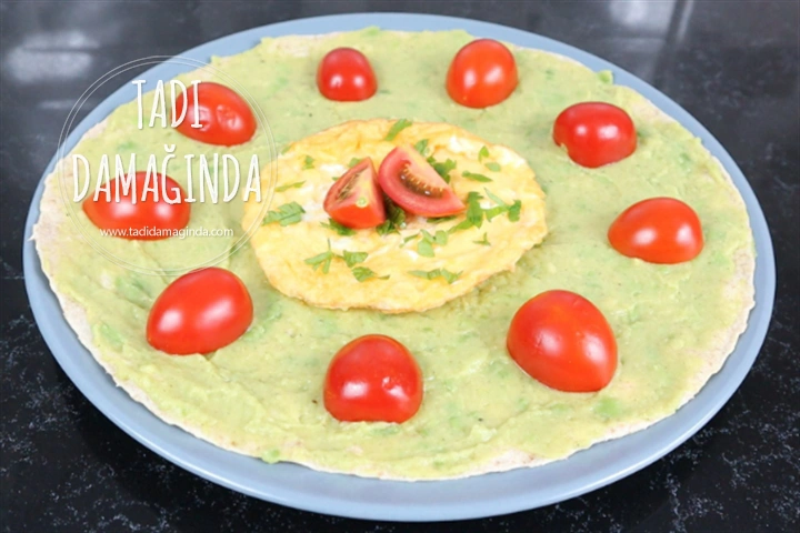 Lavaş Üstü Avokadolu Yumurta