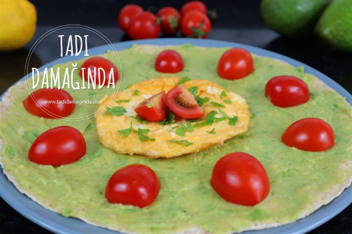 Lavaş Üstü Avokadolu Yumurta