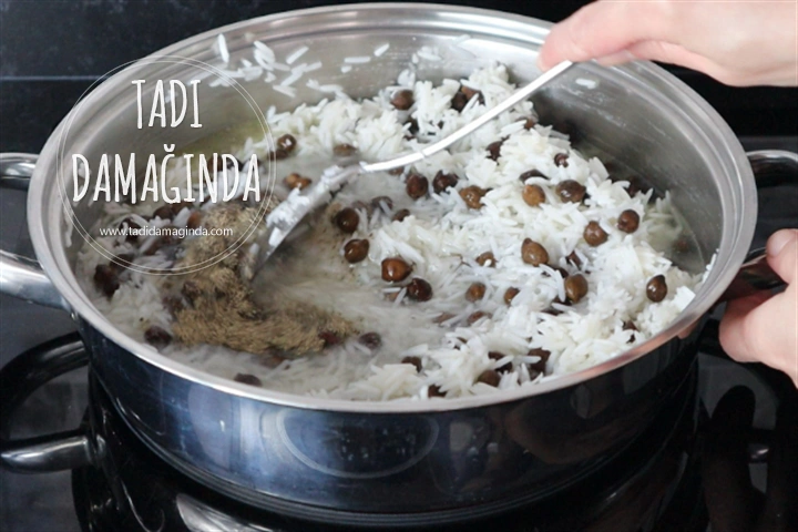 Siyah Nohutlu Tavuklu Pilav