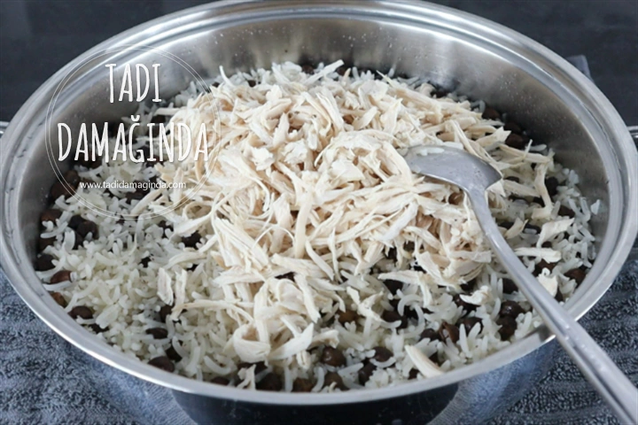 Siyah Nohutlu Tavuklu Pilav