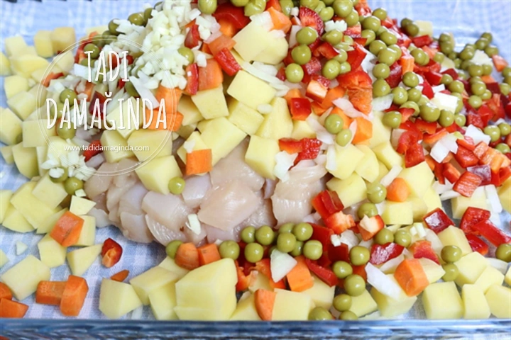 Fırında Pratik Sebzeli Tavuk