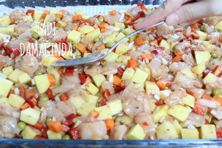 Fırında Pratik Sebzeli Tavuk