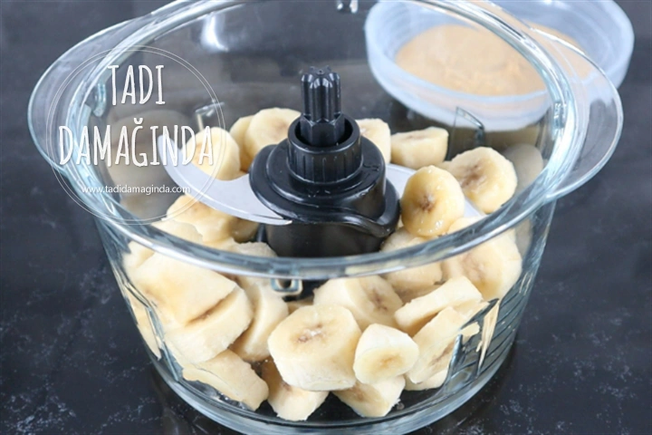 2 Malzemeli Fıstık Ezmeli Muz Dondurması