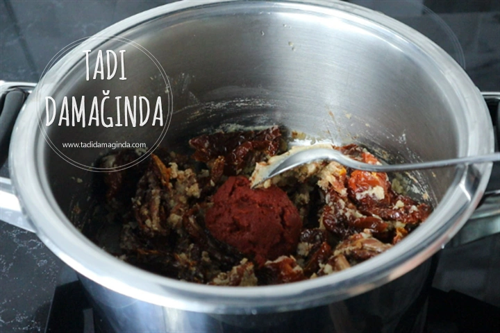 Bitkisel Sütlü ve Glütensiz Kuru Domates Çorbası