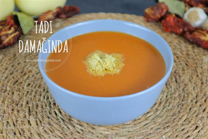 Bitkisel Sütlü ve Glütensiz Kuru Domates Çorbası