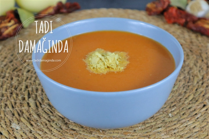 Bitkisel Sütlü ve Glütensiz Kuru Domates Çorbası