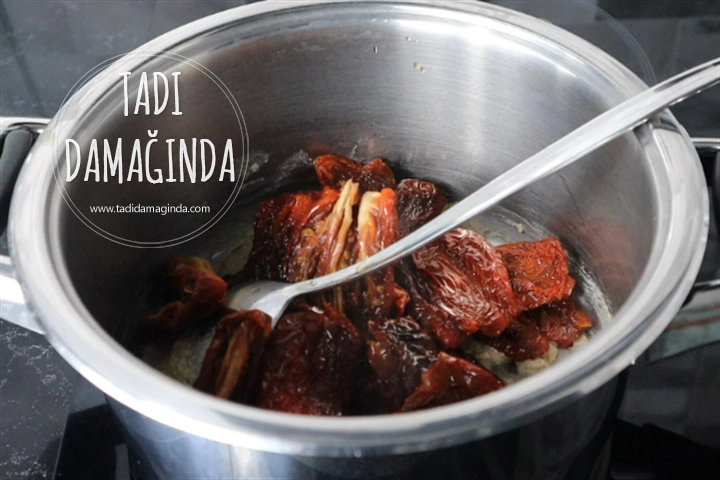 Bitkisel Sütlü ve Glütensiz Kuru Domates Çorbası