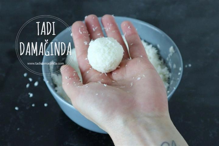 Çikolata Kaplı Labneli Hindistan Cevizi Topları