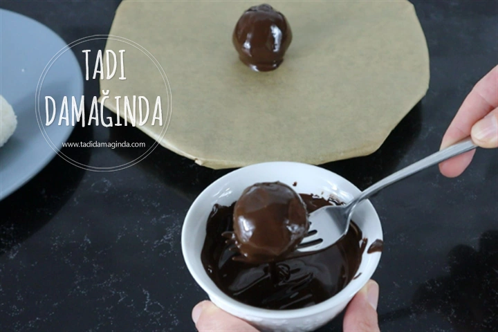 Çikolata Kaplı Labneli Hindistan Cevizi Topları