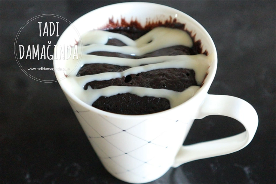 1 Dakikada Mikrodalgada Sufle Tadında Yumurtasız Kek