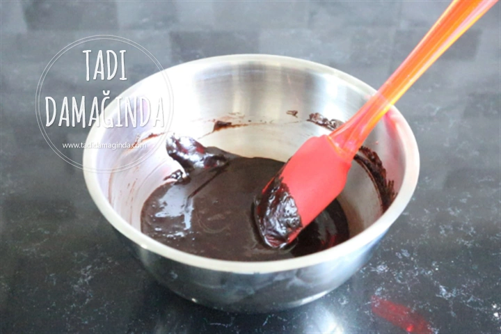 1 Dakikada Mikrodalgada Sufle Tadında Yumurtasız Kek