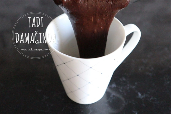 1 Dakikada Mikrodalgada Sufle Tadında Yumurtasız Kek