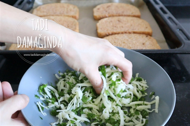 Fırında Yumurtalı Kaşarlı Ekmek