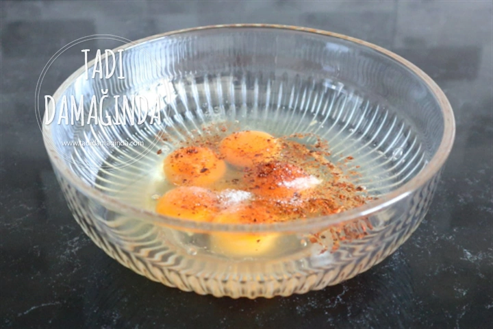 Fırında Yumurtalı Kaşarlı Ekmek