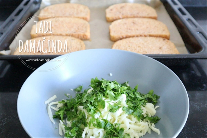 Fırında Yumurtalı Kaşarlı Ekmek