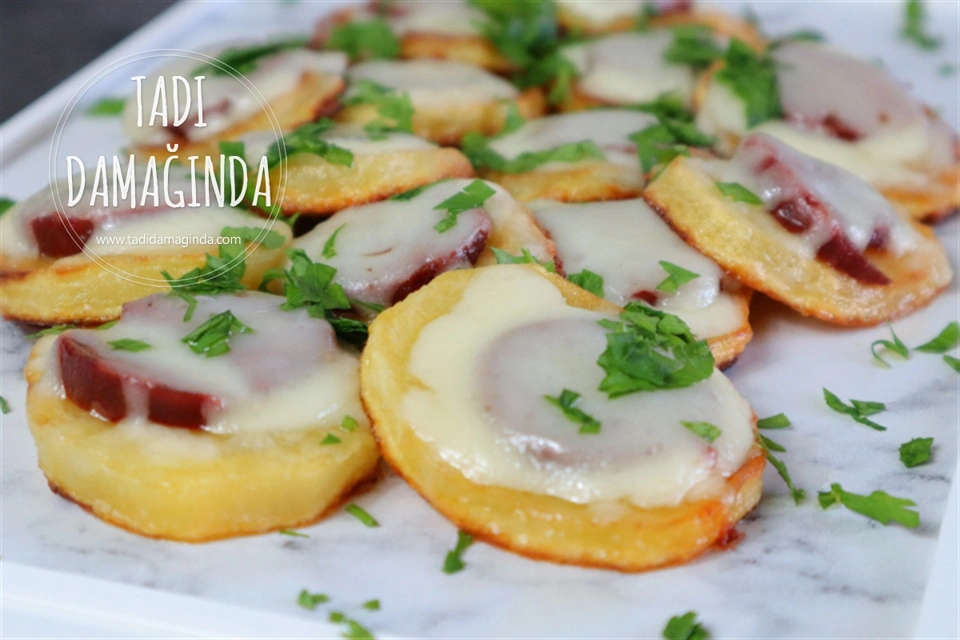 Sucuklu Kaşarlı Patates Dilimleri