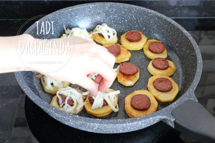 Sucuklu Kaşarlı Patates Dilimleri