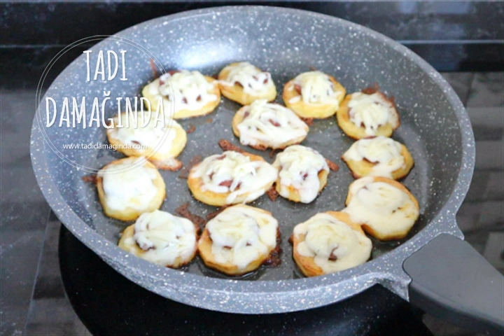 Sucuklu Kaşarlı Patates Dilimleri