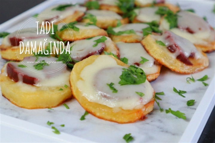 Sucuklu Kaşarlı Patates Dilimleri