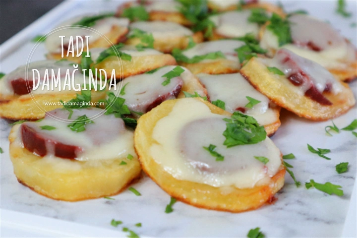 Sucuklu Kaşarlı Patates Dilimleri