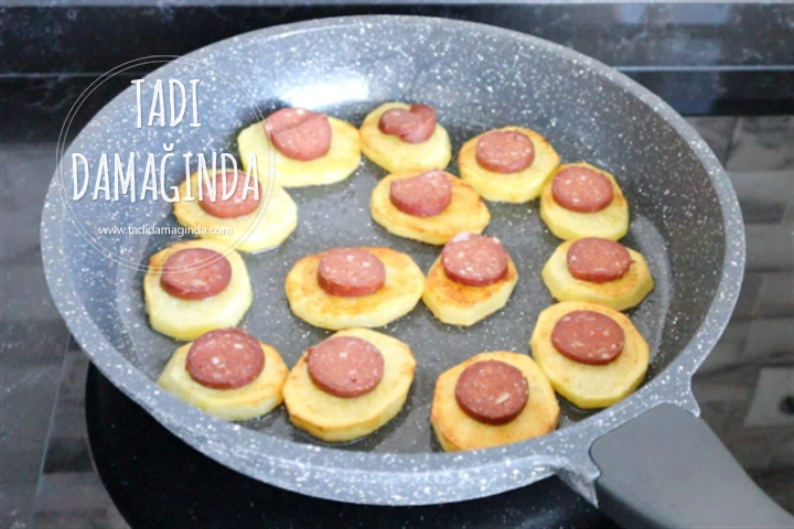 Sucuklu Kaşarlı Patates Dilimleri