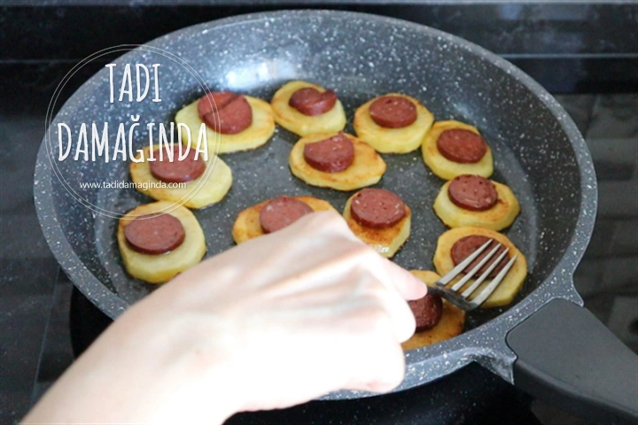 Sucuklu Kaşarlı Patates Dilimleri