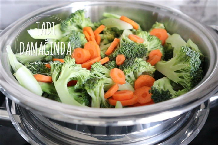 Avokado Soslu Sebze Salatası