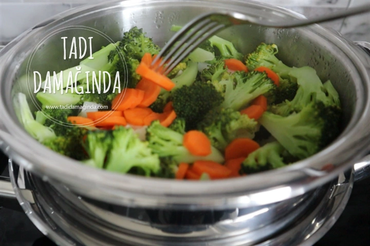 Avokado Soslu Sebze Salatası