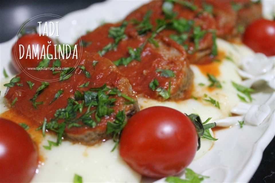 Püre Yatağında Rosto Köfte (Bugün Yoğur Yarın Pişir)