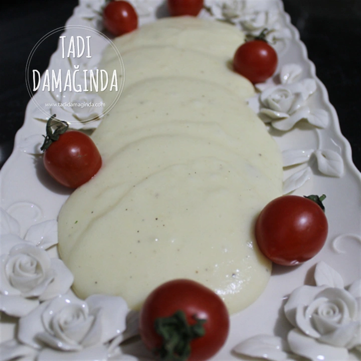 Püre Yatağında Rosto Köfte (Bugün Yoğur Yarın Pişir)