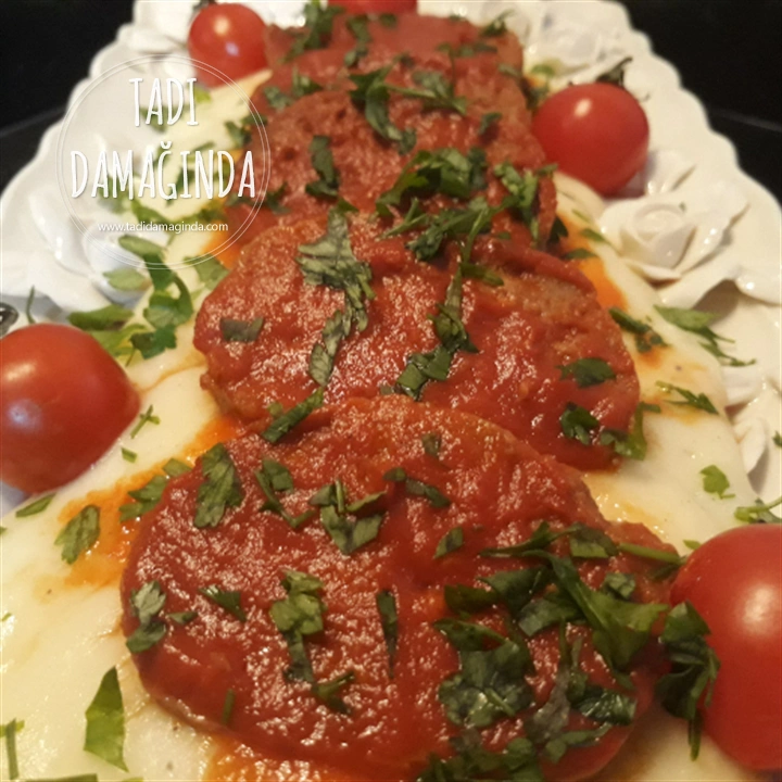 Püre Yatağında Rosto Köfte (Bugün Yoğur Yarın Pişir)