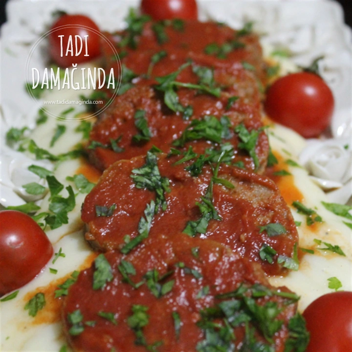 Püre Yatağında Rosto Köfte (Bugün Yoğur Yarın Pişir)