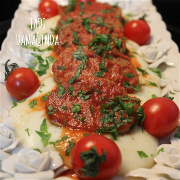 Püre Yatağında Rosto Köfte (Bugün Yoğur Yarın Pişir)