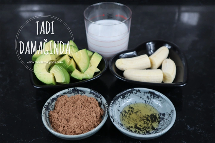 Muzlu Kakaolu Avokado Smoothie (Laktozsuz Kazeinsiz)