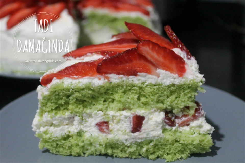 Mikrodalgada Ispanaklı Çilekli Pasta