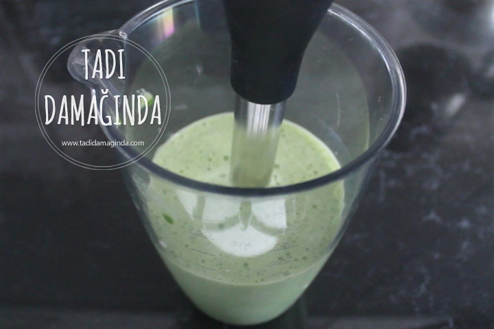 Mikrodalgada Ispanaklı Çilekli Pasta