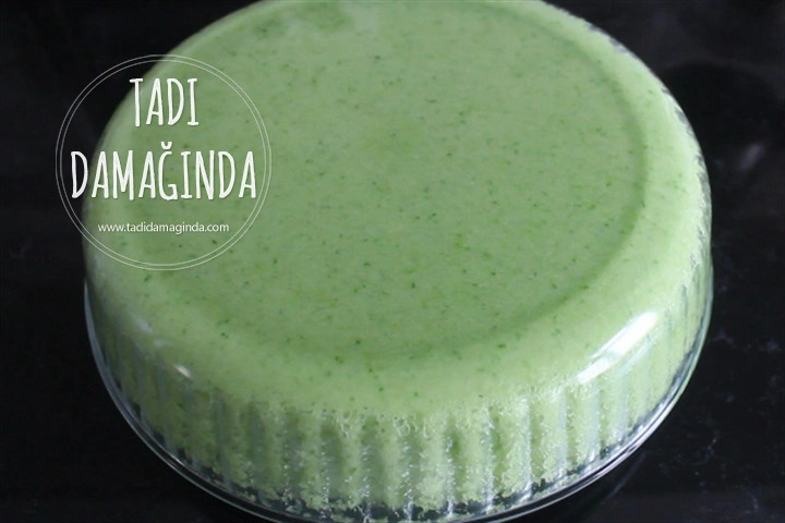 Mikrodalgada Ispanaklı Çilekli Pasta