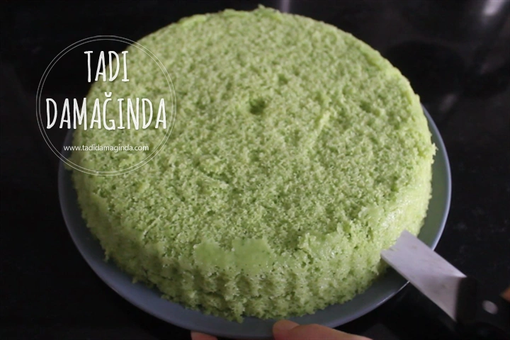 Mikrodalgada Ispanaklı Çilekli Pasta