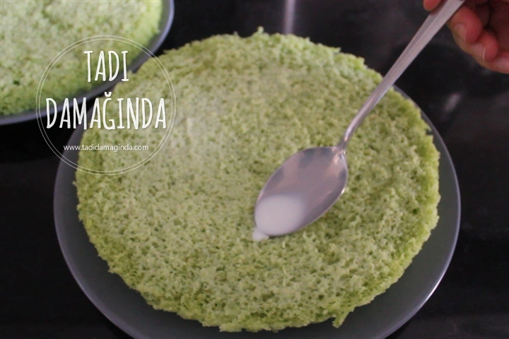 Mikrodalgada Ispanaklı Çilekli Pasta