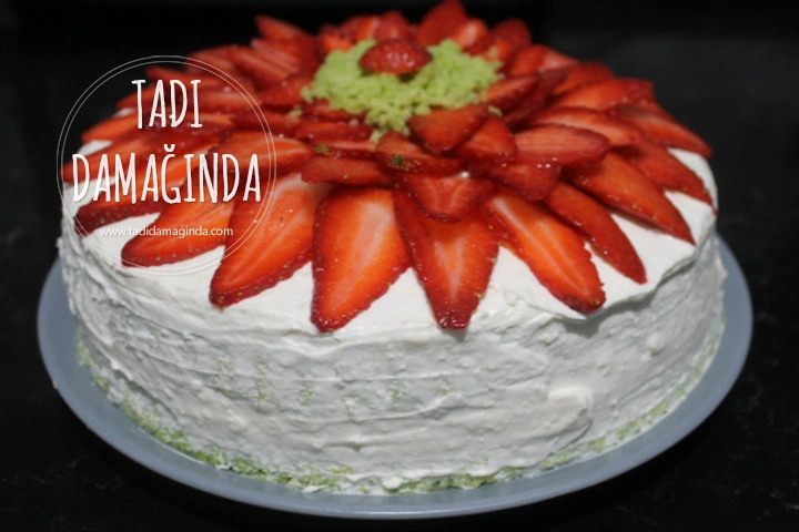Mikrodalgada Ispanaklı Çilekli Pasta