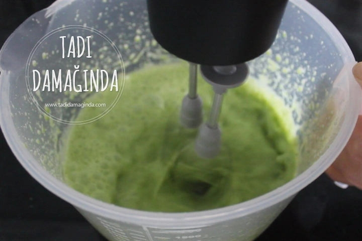 Mikrodalgada Ispanaklı Çilekli Pasta