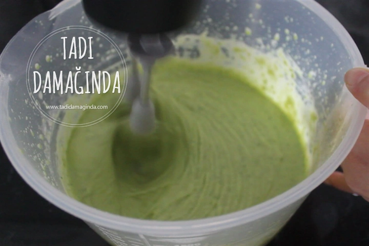 Mikrodalgada Ispanaklı Çilekli Pasta