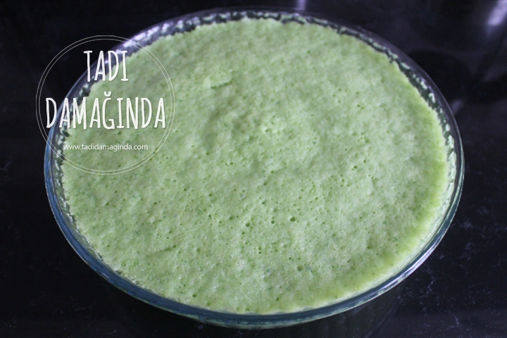 Mikrodalgada Ispanaklı Çilekli Pasta