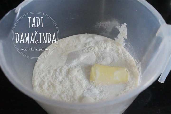Mikrodalgada Ispanaklı Çilekli Pasta