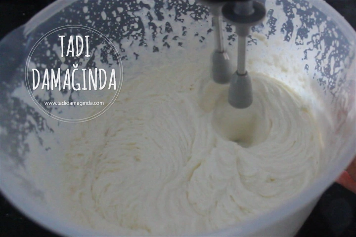 Mikrodalgada Ispanaklı Çilekli Pasta