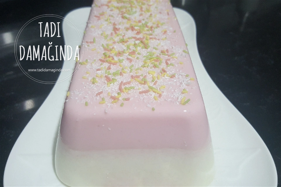 Çilekli İrmikli Tatlı