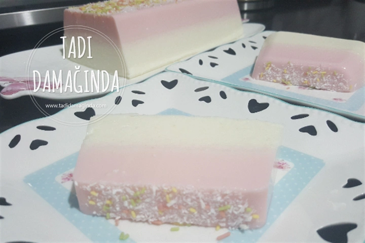 Çilekli İrmikli Tatlı