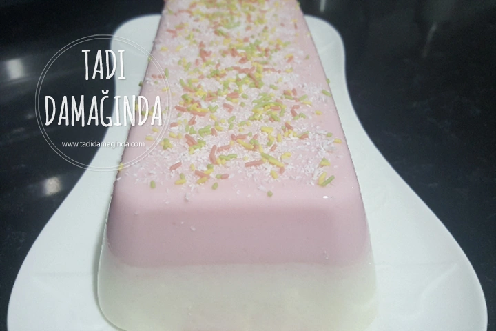 Çilekli İrmikli Tatlı