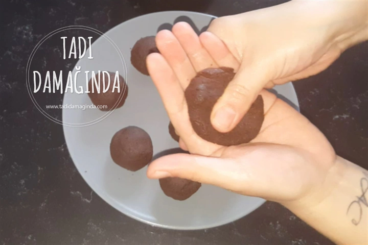 Bisküvili Fındıklı Nefis Çikolata Topları